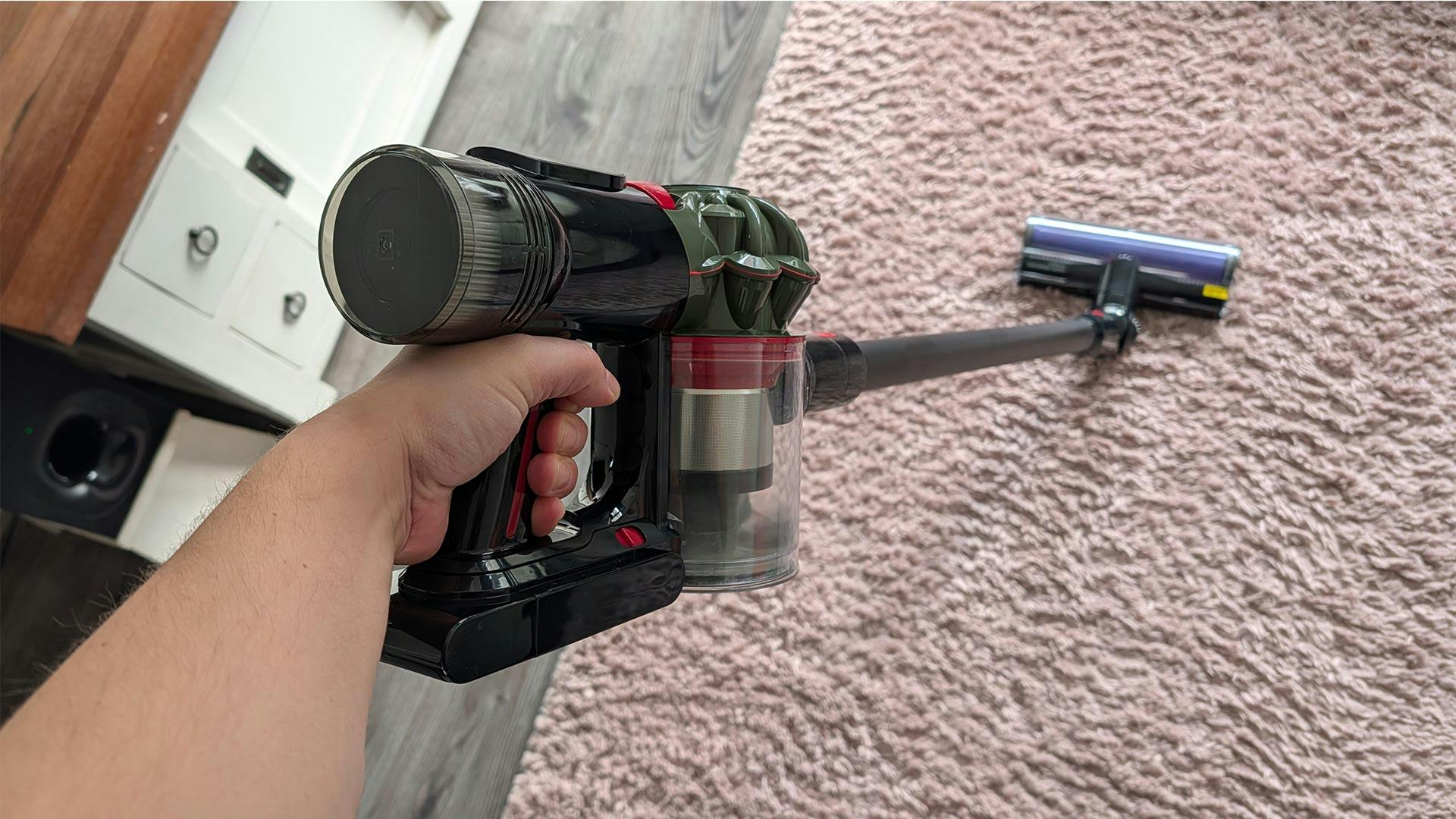 Review Dyson V8 Cyclone – Betrouwbaar basismodel doet wat-ie moet doen