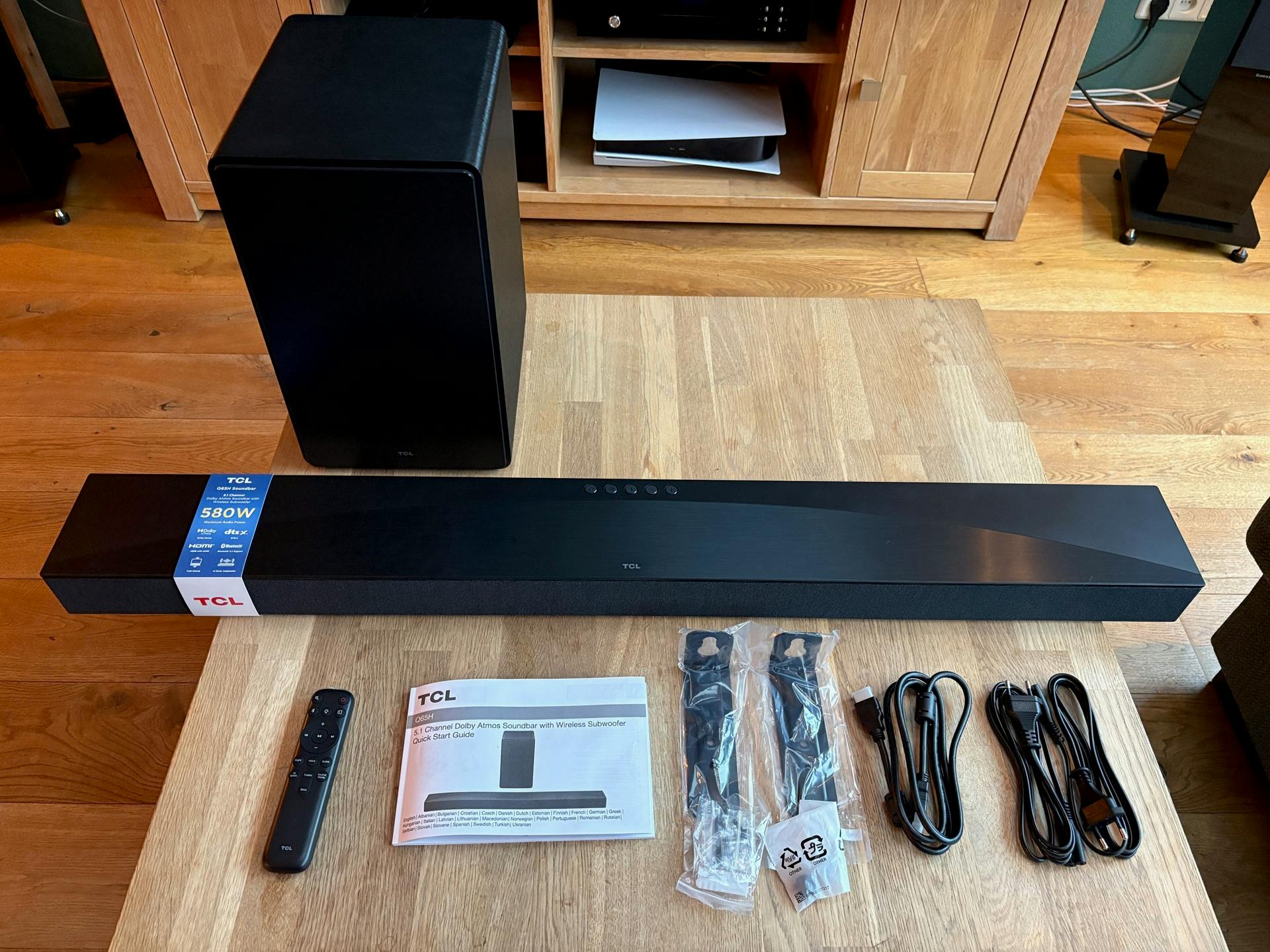 Soundbar, subwoofer, kabels, afstandsbediening en wandmontageset