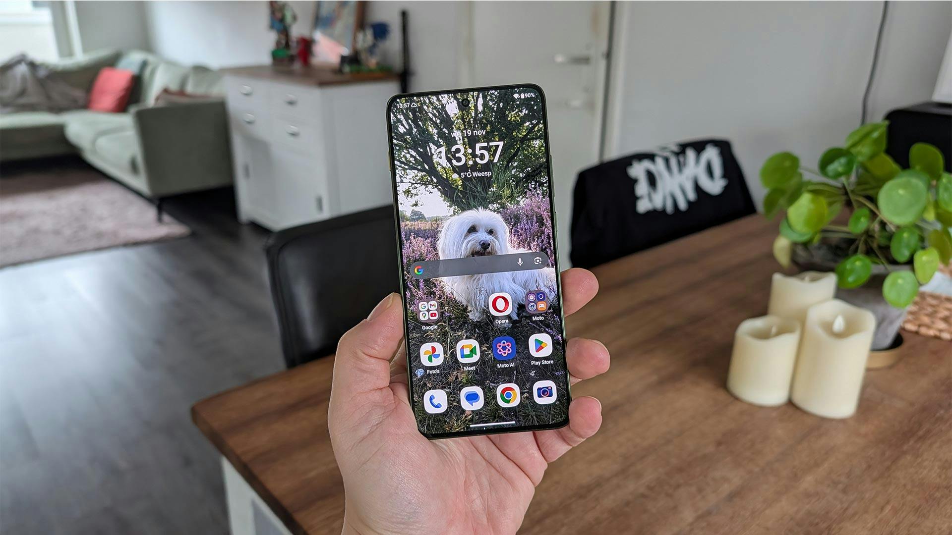 Review Motorola Edge 70 – Licht toptoestel leg gewicht in de schaal