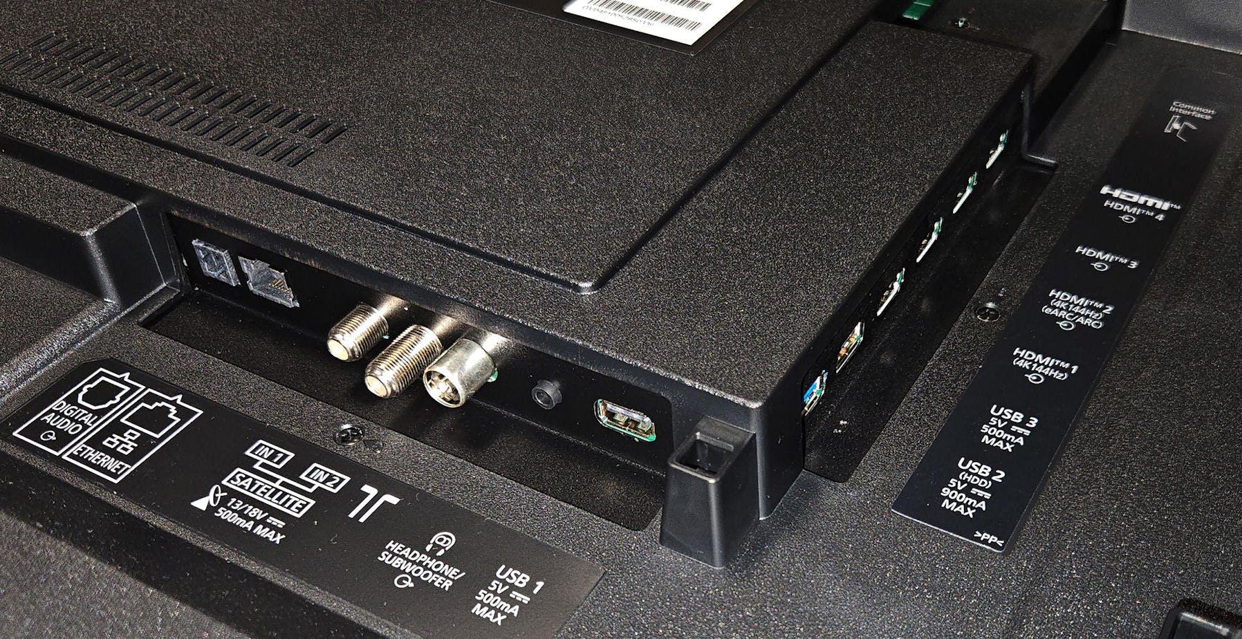 De achterzijde met alle aansluitingen.