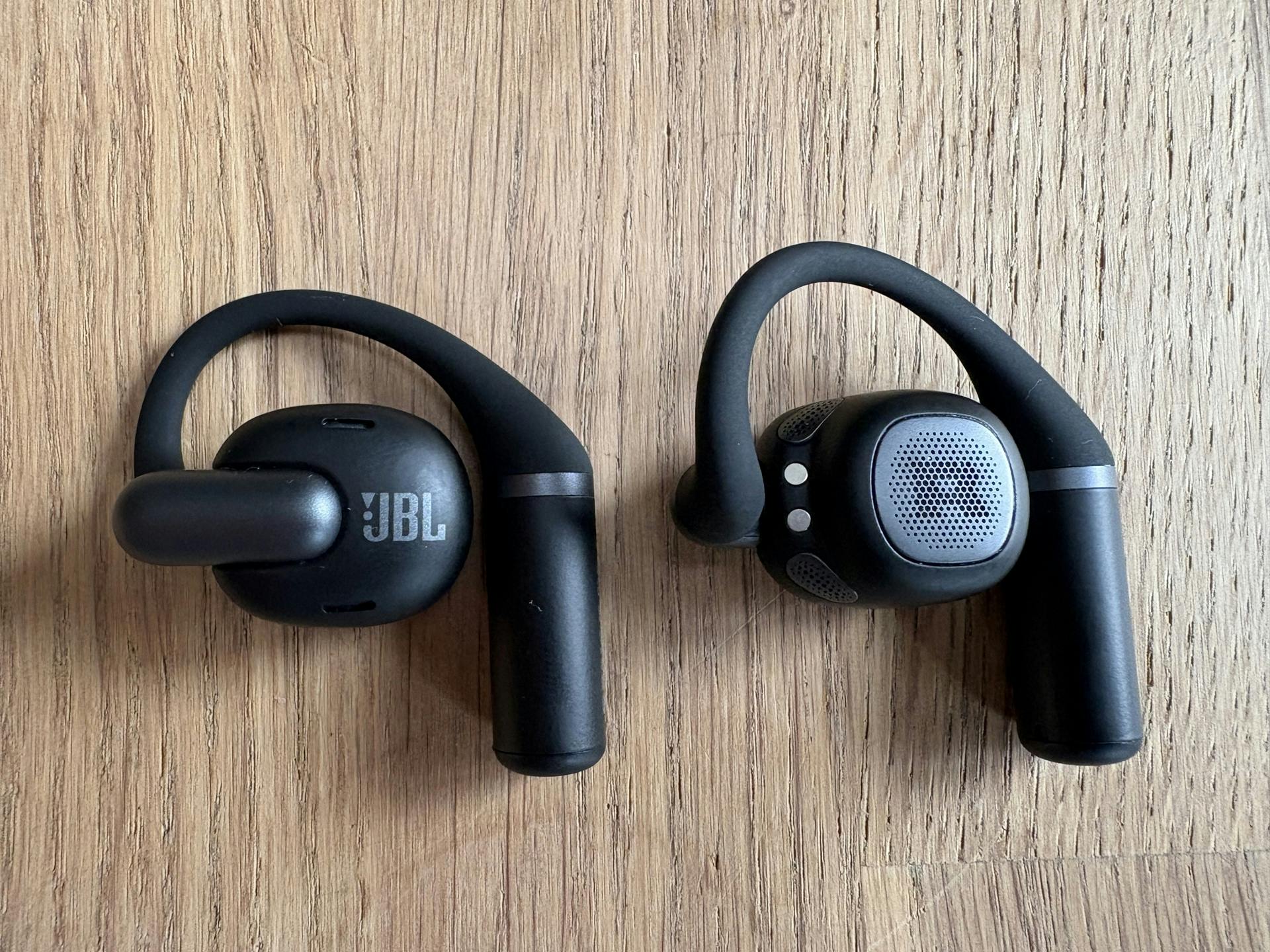 Twee in-ears met de binnen- en buitenkant