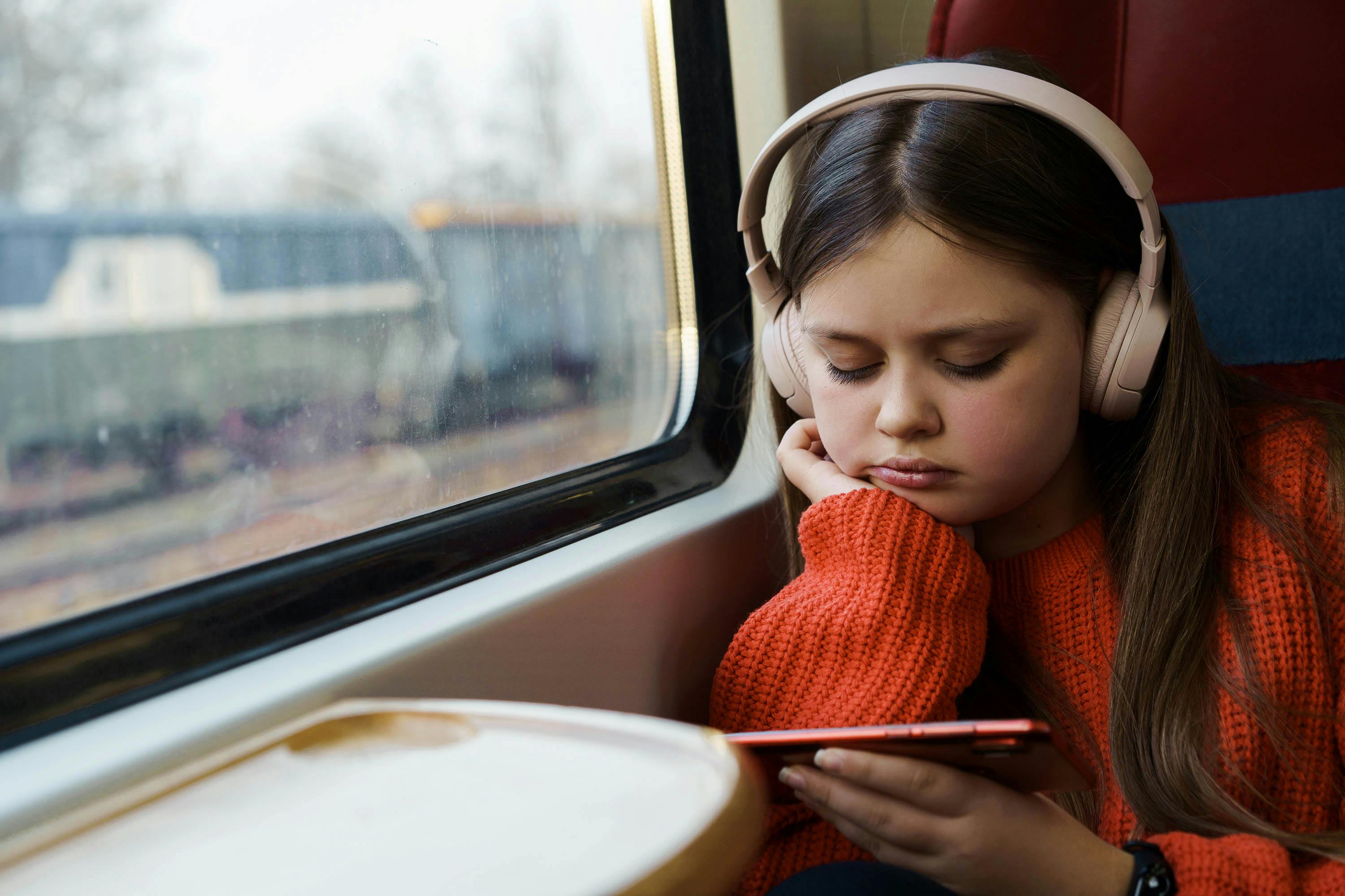 De beste koptelefoon voor in de trein: rustig reizen met noise cancelling