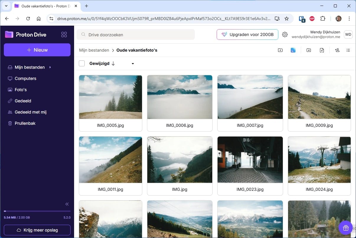 Klik rechtsboven op het pictogram Lay-out aanpassen om de foto's als miniaturen te tonen.