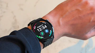 Review OnePlus Watch Lite - Betaalbare smartwatch gaat lang mee