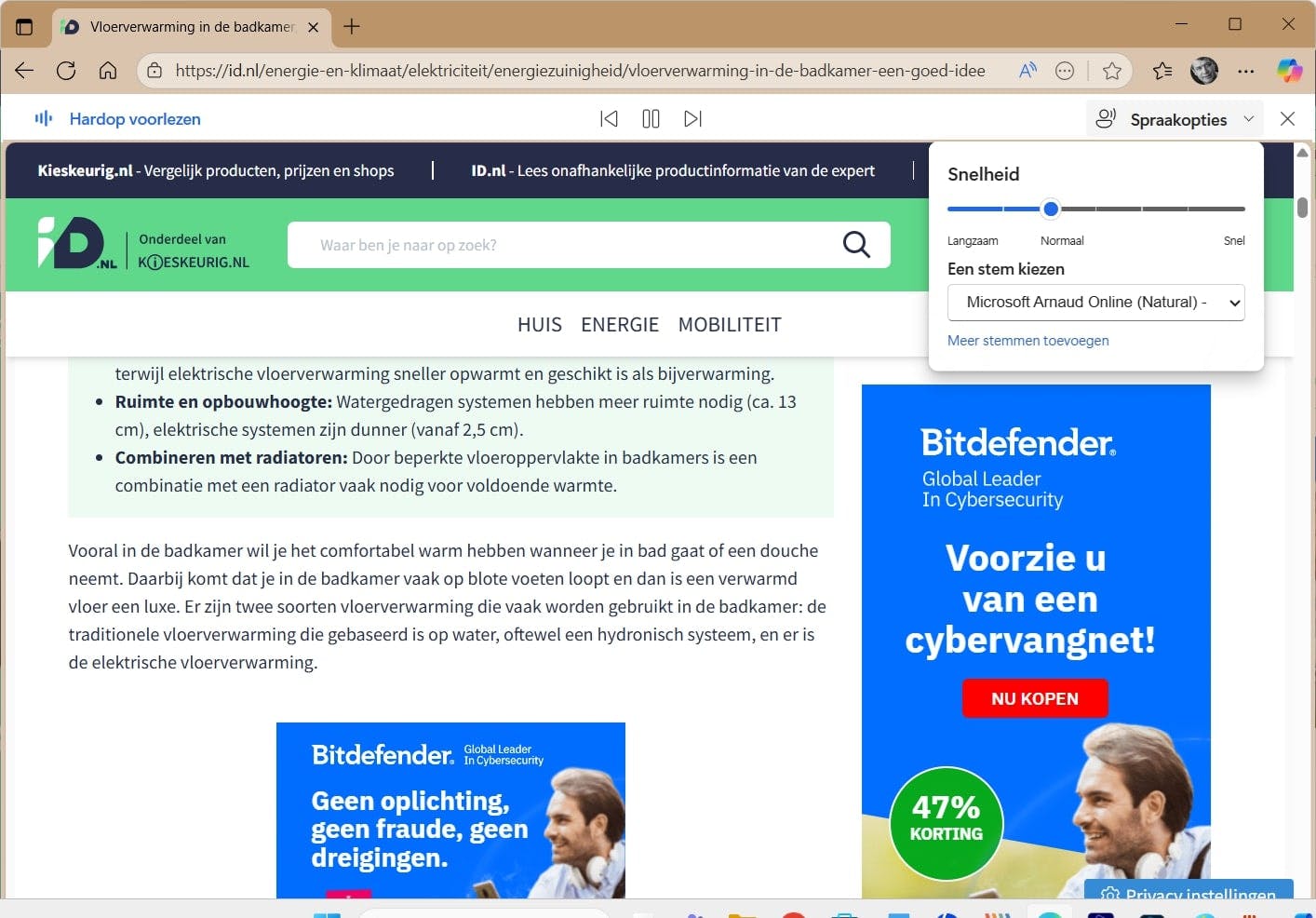 Boven de webpagina zie je de afspeelknoppen en kun je de stem en voorleessnelheid regelen.
