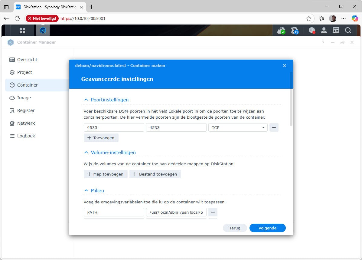 Je maakt een koppeling tussen poorten op de host en poorten in de container.