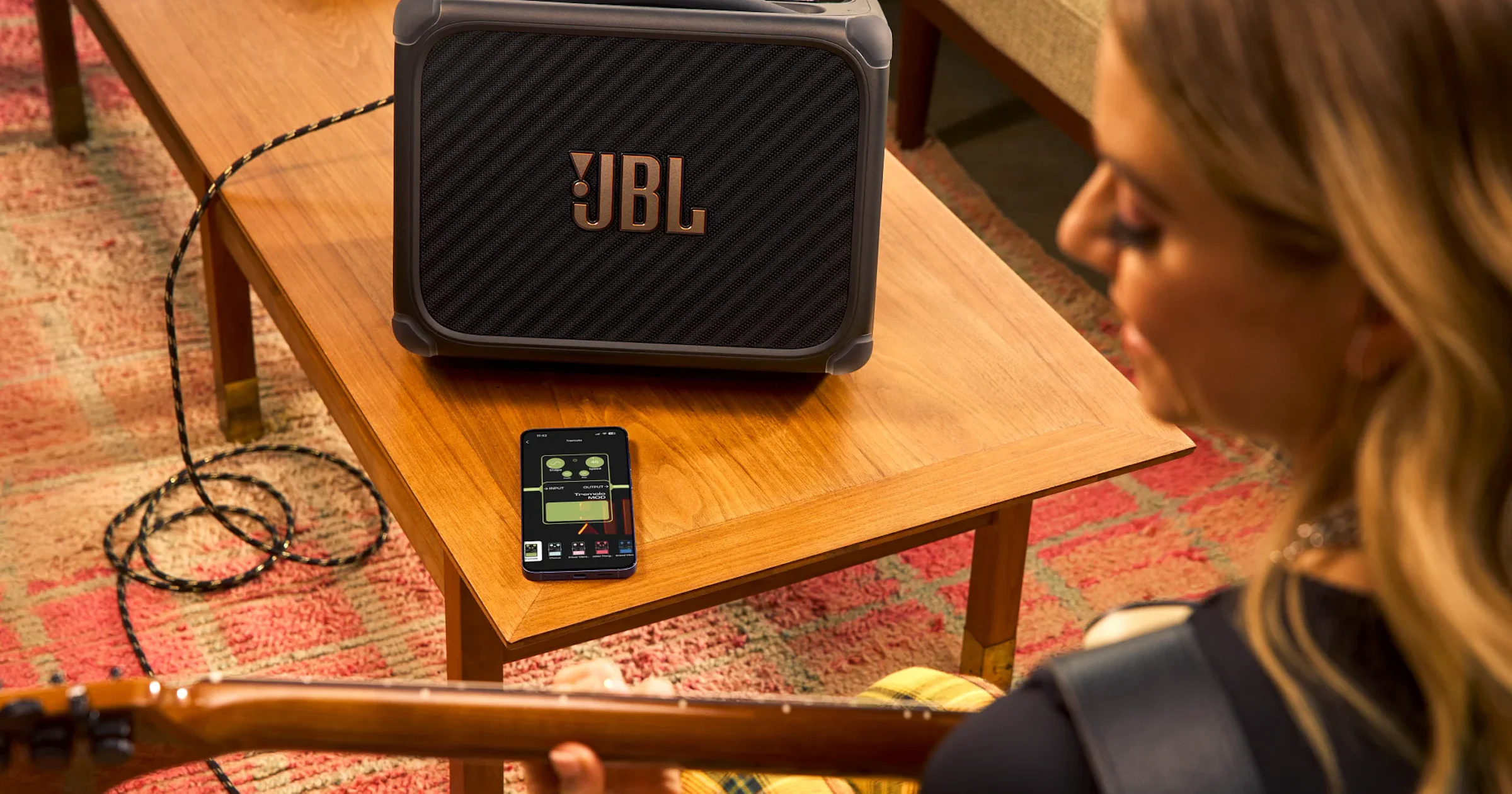 JBL introduceert BandBox-speakers met ingebouwde gitaarversterker en AI-tools