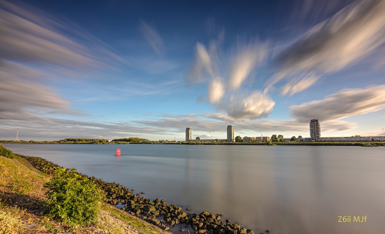 Sluitertijd en wolken: bevriezen of laten bewegen?