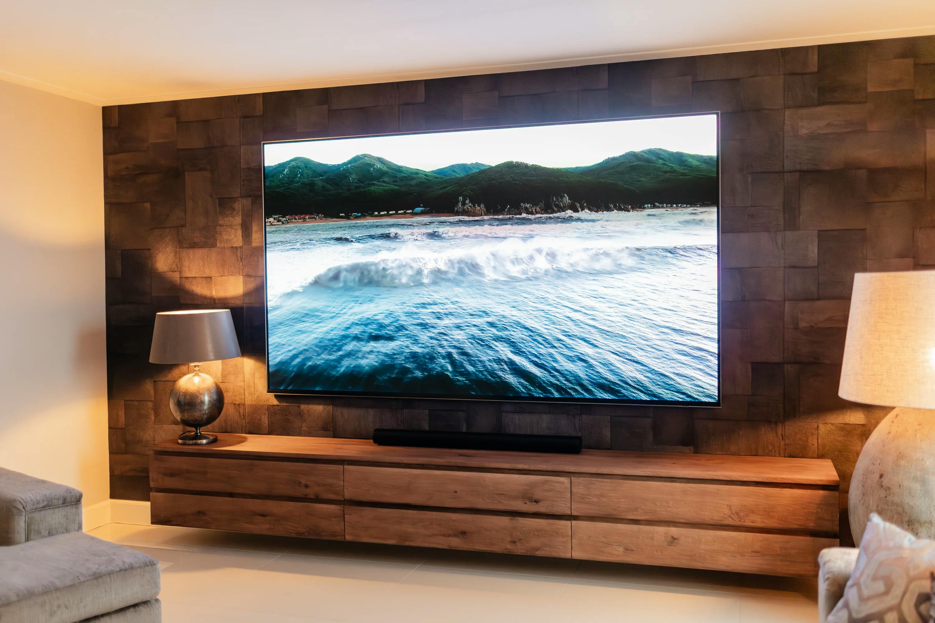 En hij stáát! HelloTV plaatst eerste 115-inch Samsung Micro RGB in Nederlandse woonkamer