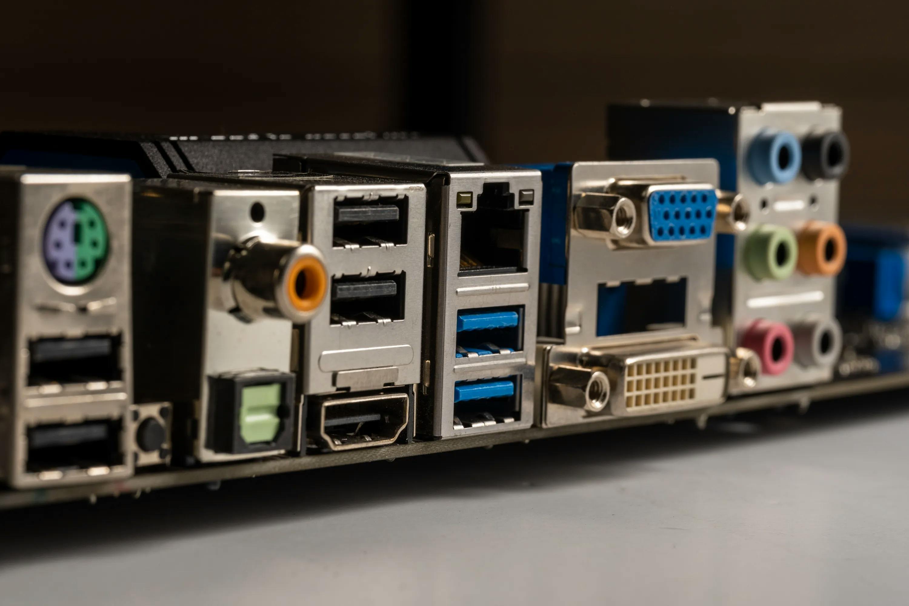 Waarom je monitor op het moederbord aansluiten je pc vertraagt