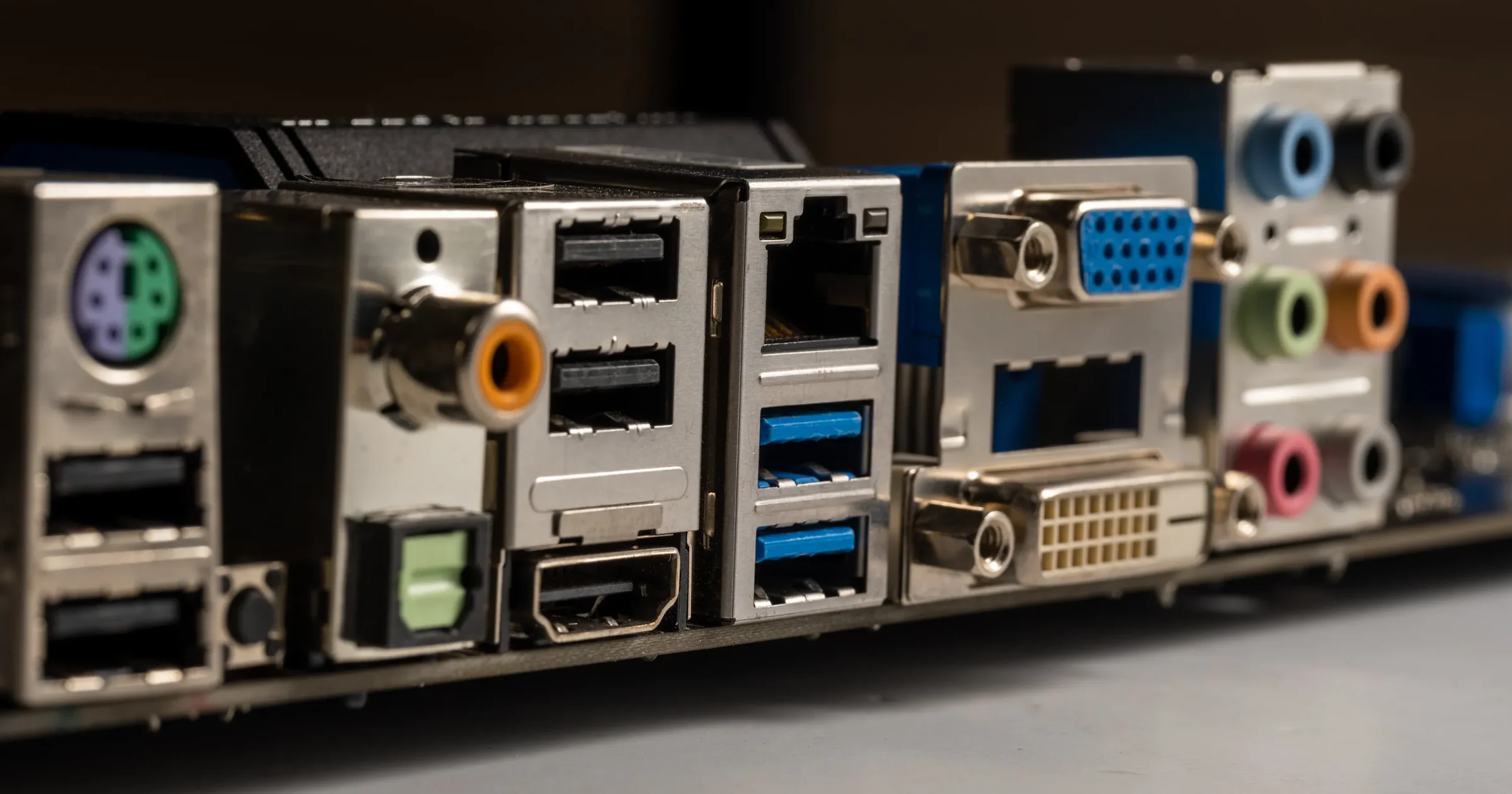 Waarom je monitor op het moederbord aansluiten je pc vertraagt