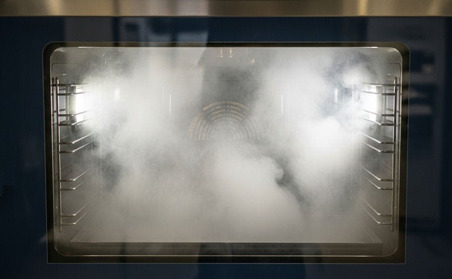 Het hydrolyseproces maakt gebruik van stoom om vuile deeltjes van de binnenzijde van de oven te verwijderen.