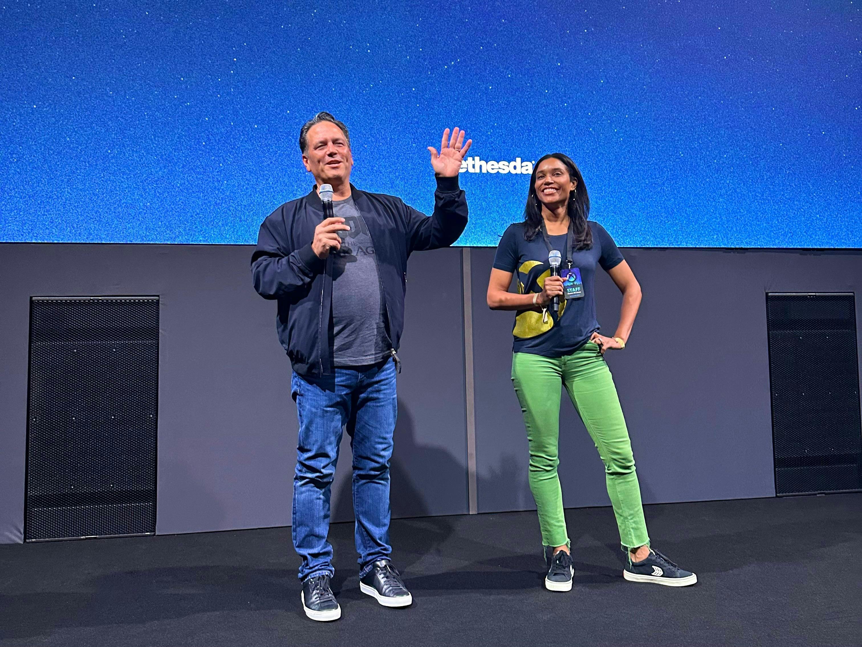 Phil Spencer en Sarah Bond