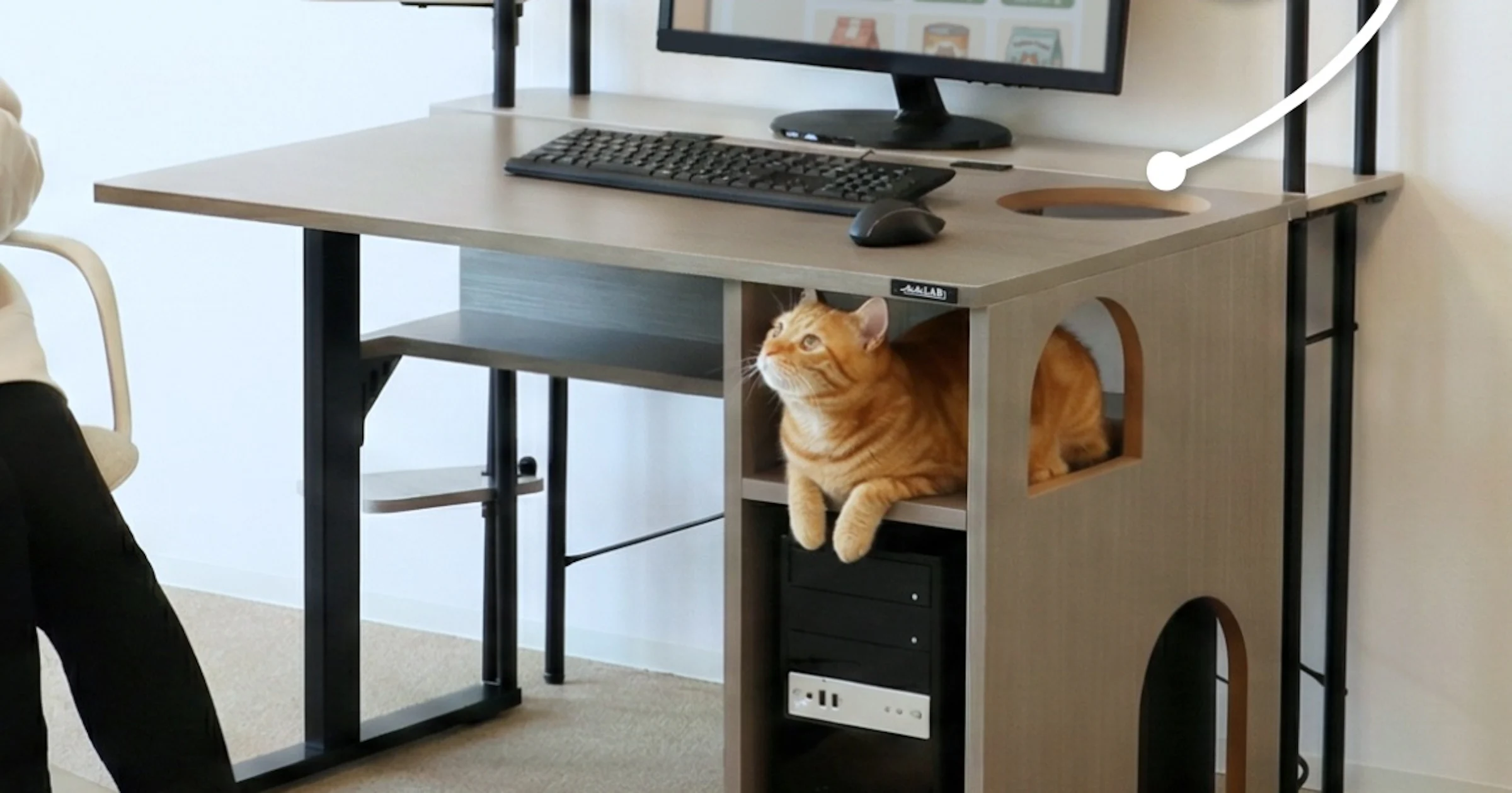 Met dit bureau valt je kat je niet meer lastig tijdens het werken