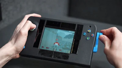 TU Delft maakt gamehandheld die draait op zonne-energie en een 'zwengel'