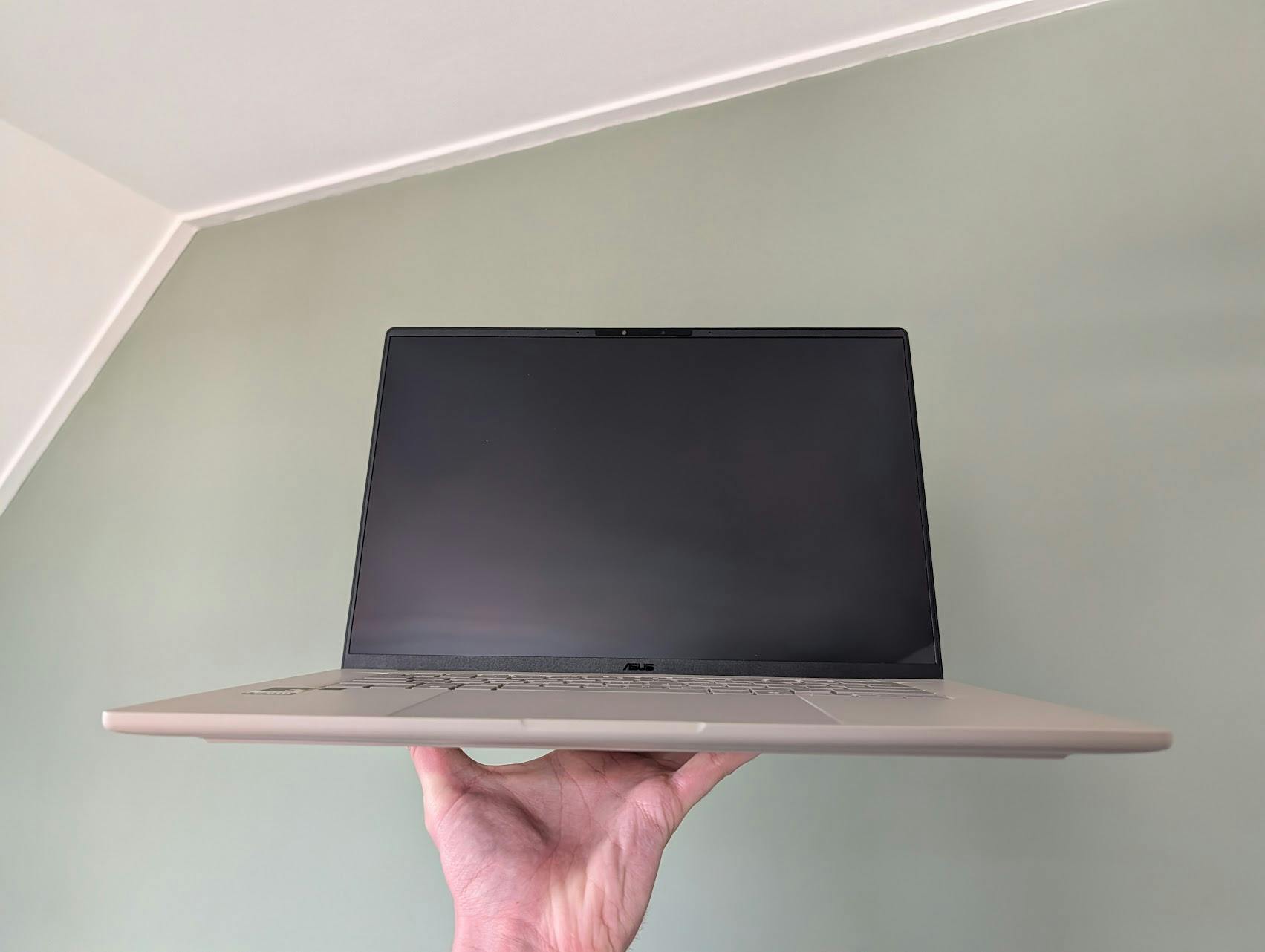 Review ASUS Zenbook A16 -  Lichte laptop is zware aanslag op je portemonnee