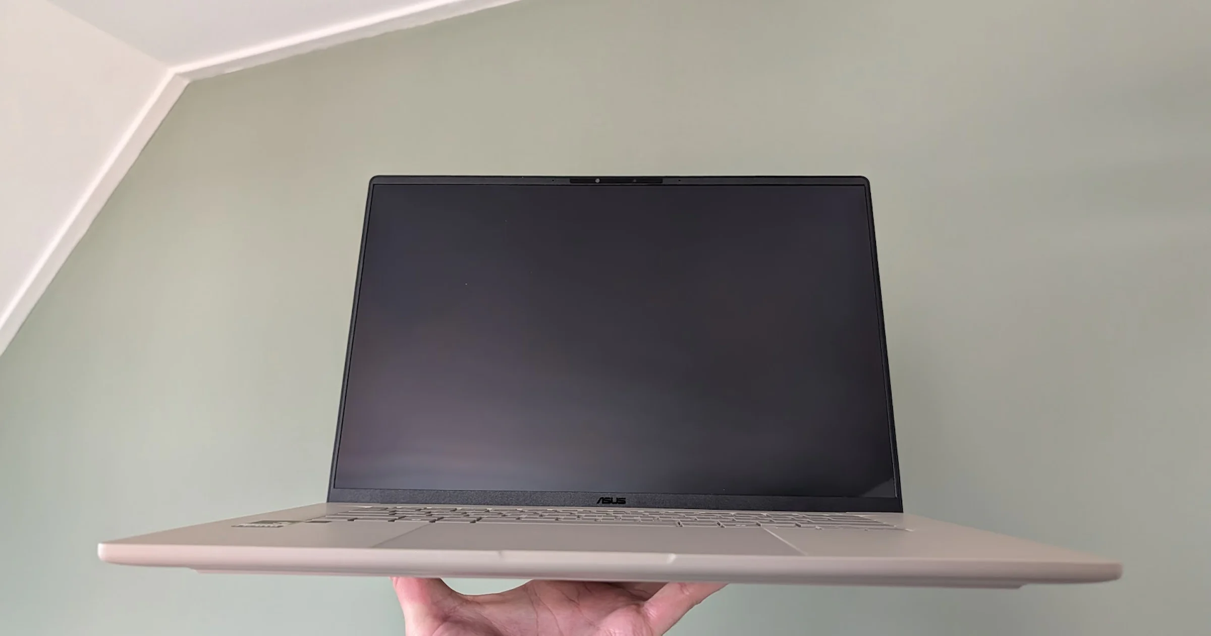 Review ASUS Zenbook A16 - Lichte laptop is zware aanslag op je portemonnee