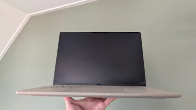 Review ASUS Zenbook A16 - Lichte laptop is zware aanslag op je portemonnee