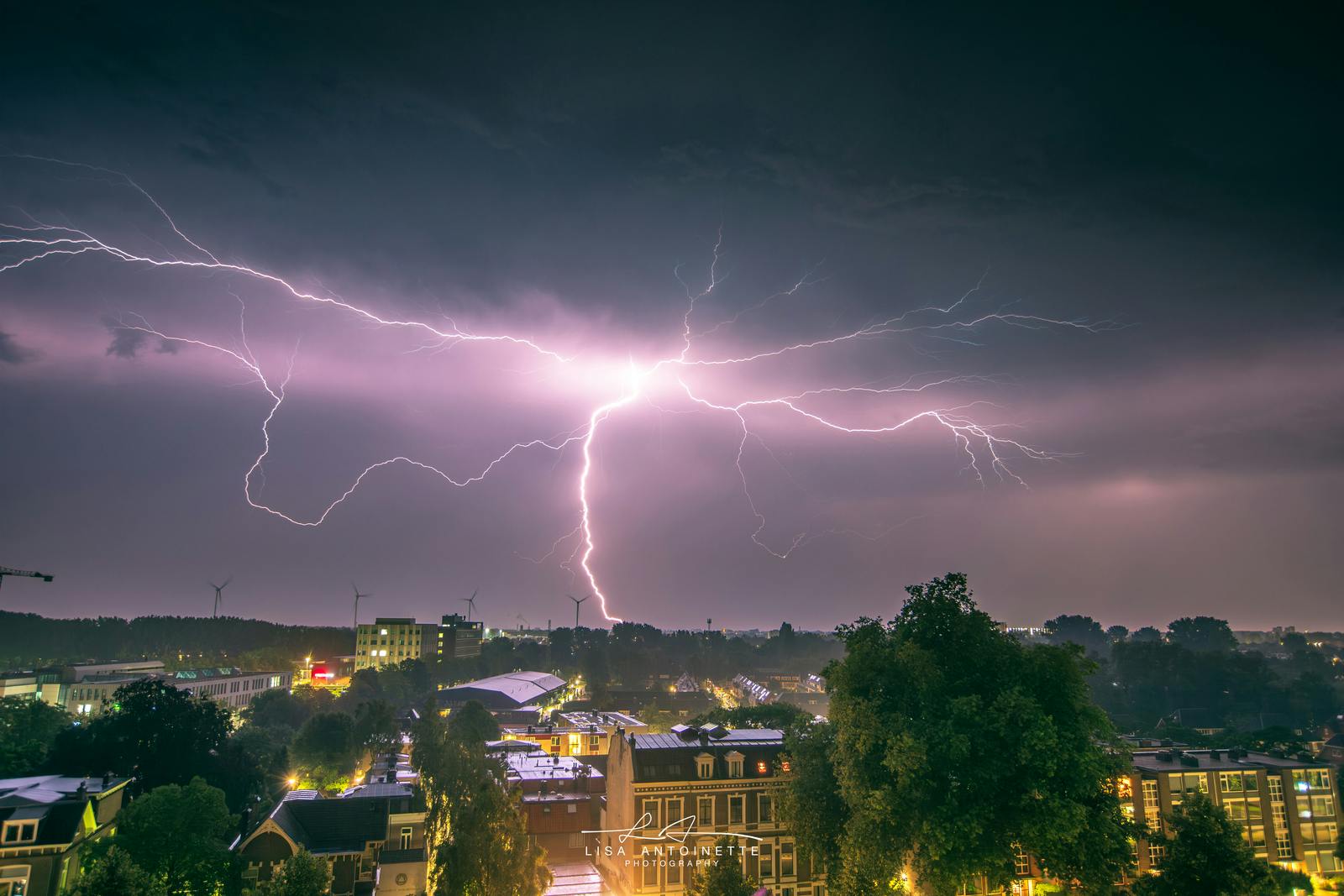 Spectaculaire bliksem boven Nederland: de mooiste foto's en tips
