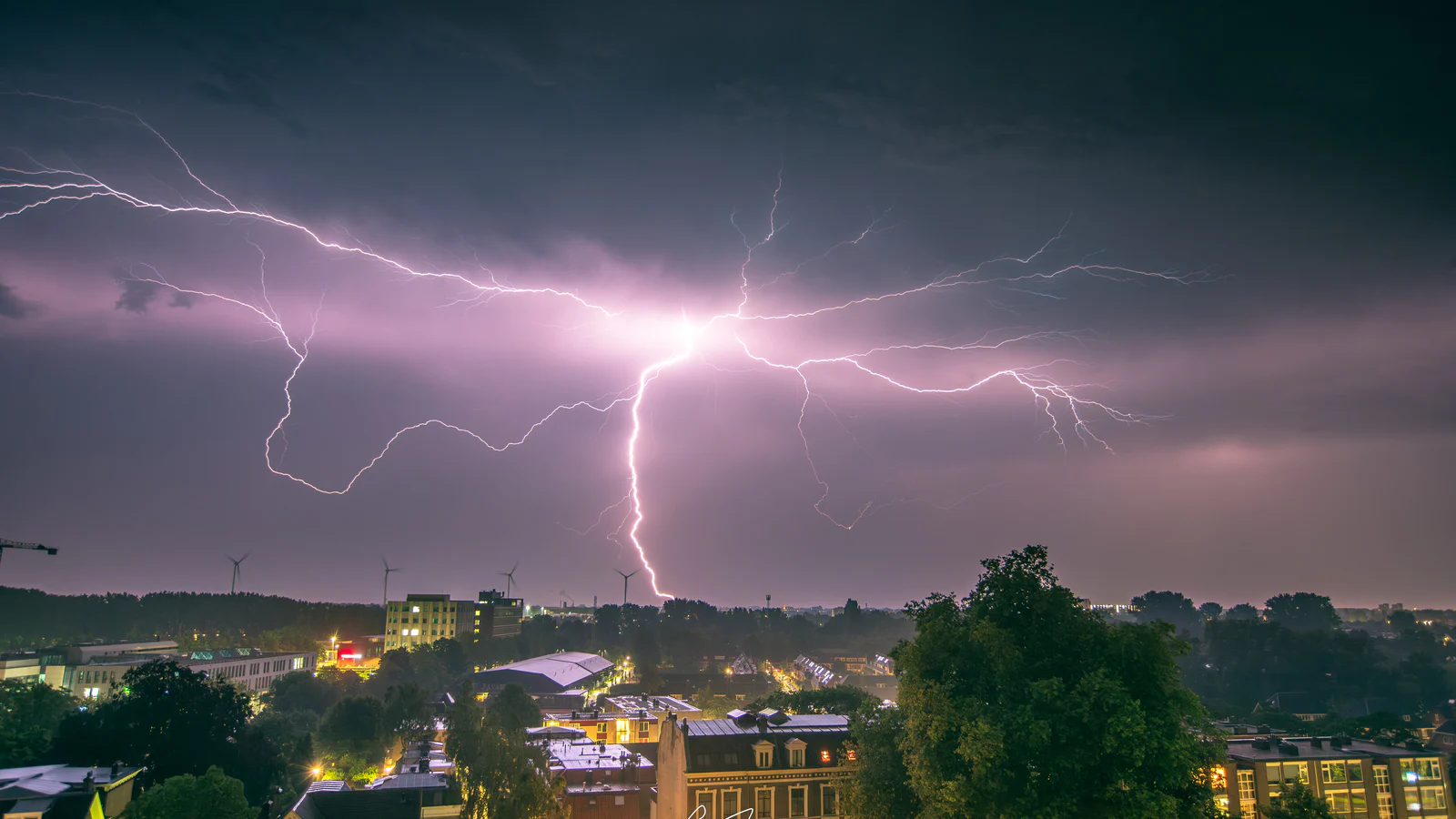 Spectaculaire bliksem boven Nederland: de mooiste foto's en tips