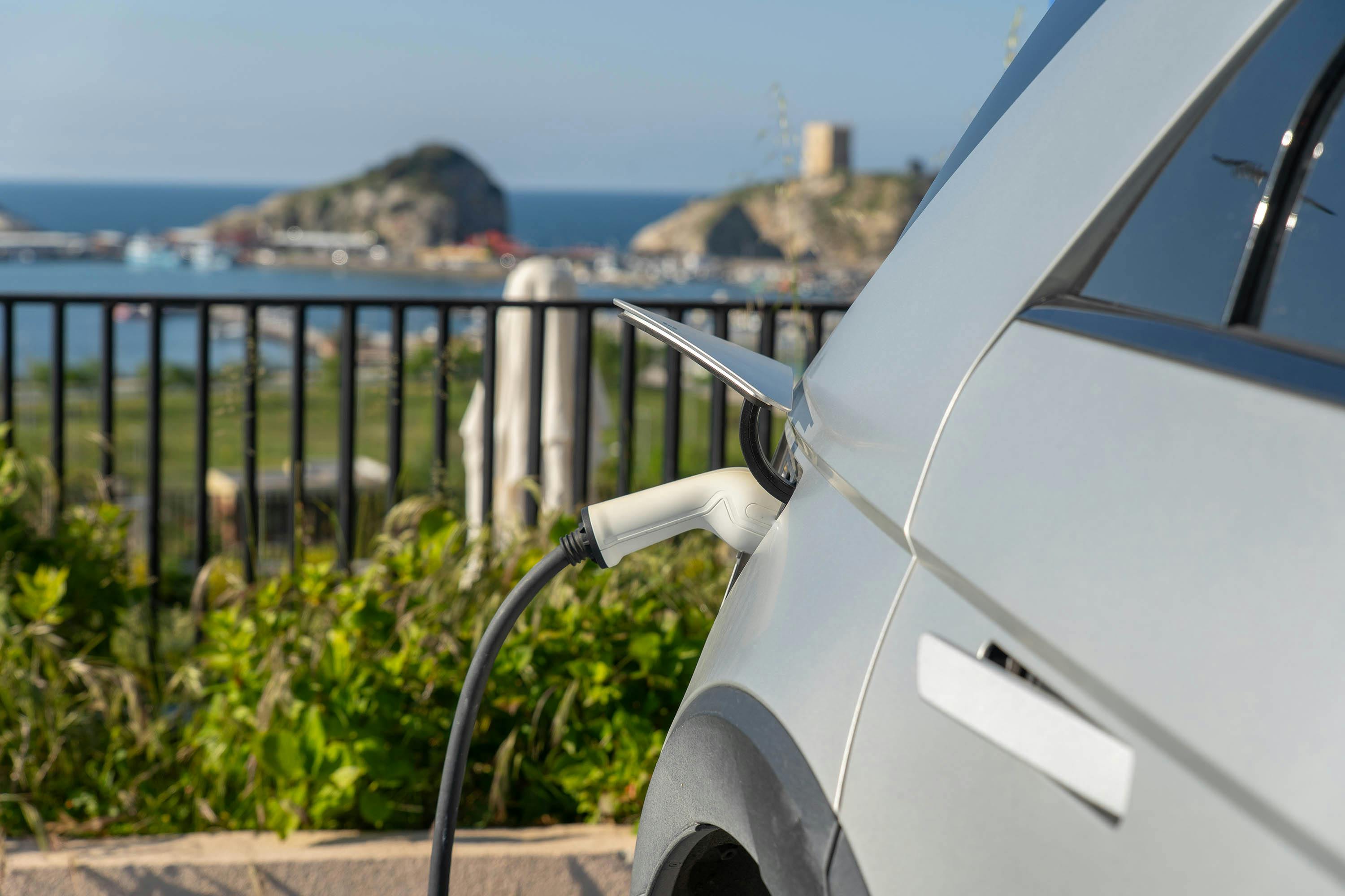 Met de elektrische auto op vakantie: zo kun je goedkoop laden in het buitenland