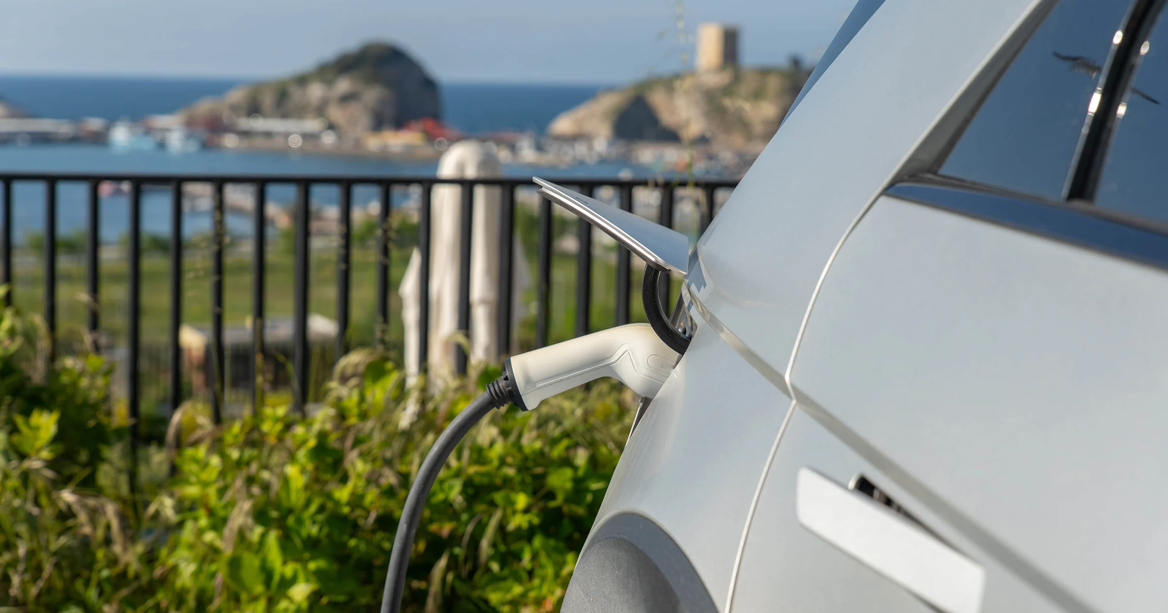 Met de elektrische auto op vakantie: zo kun je goedkoop laden in het buitenland