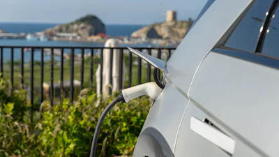 Met de elektrische auto op vakantie: zo kun je goedkoop laden in het buitenland
