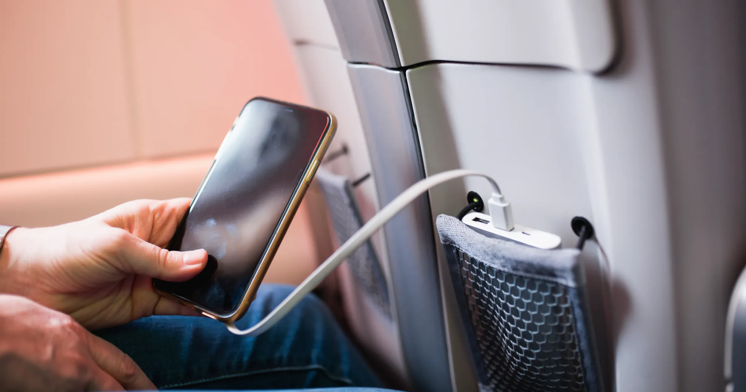 Powerbank mee in het vliegtuig: mag dat zomaar?!