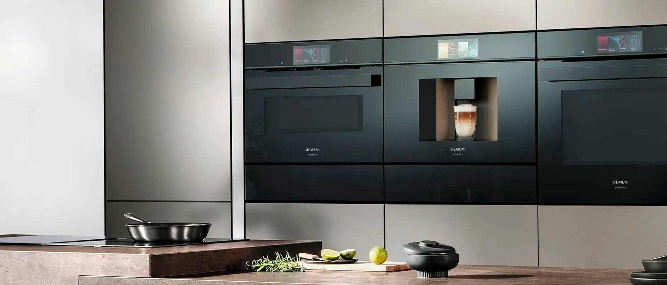 Vier Siemens-apparaten in je nieuwe keuken? Dan krijg je een kookplaat met afzuiging cadeau