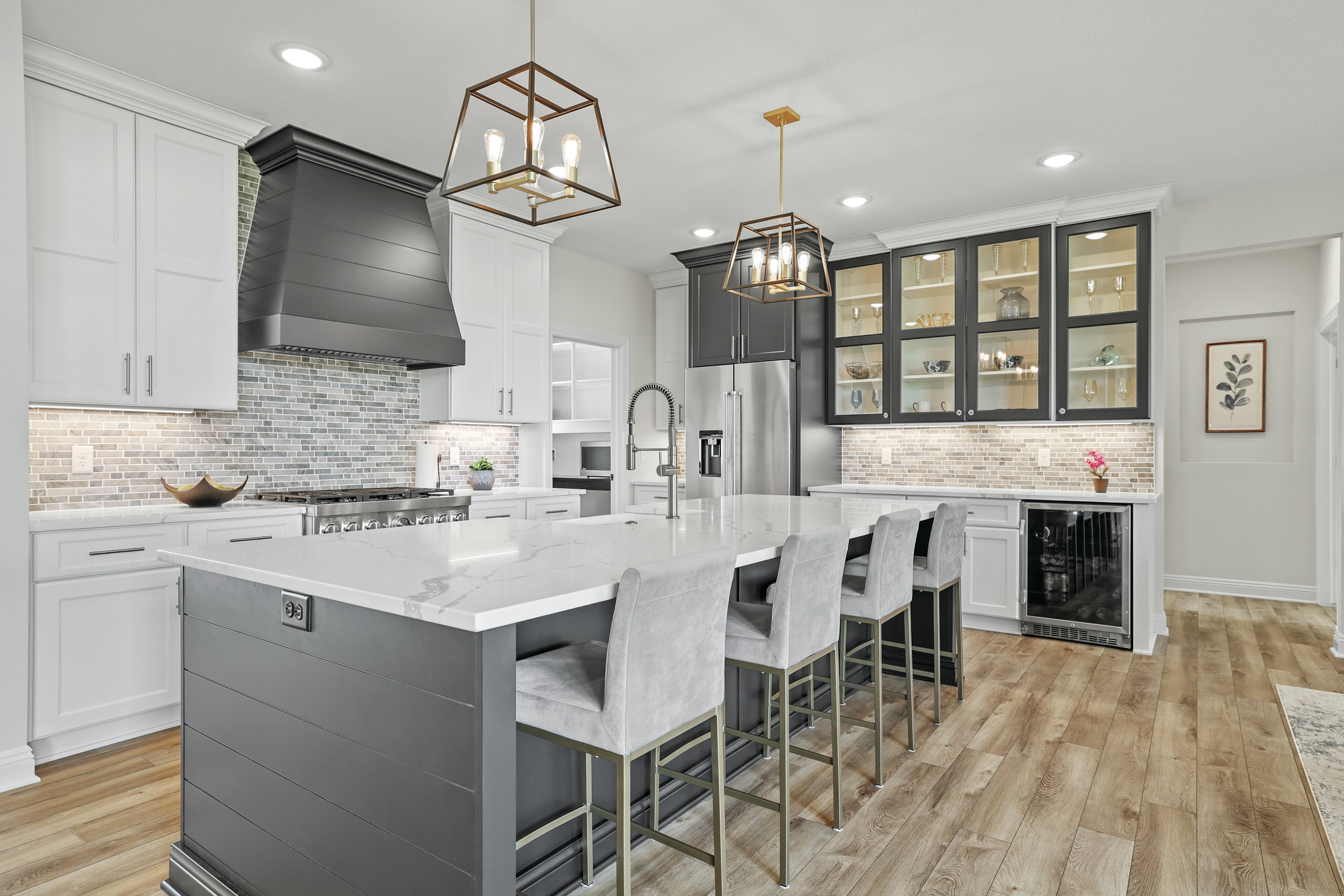 Kitchens cabinets gallery photo featuring a Penbrook, Maple, Macadamia + Raven finished product.