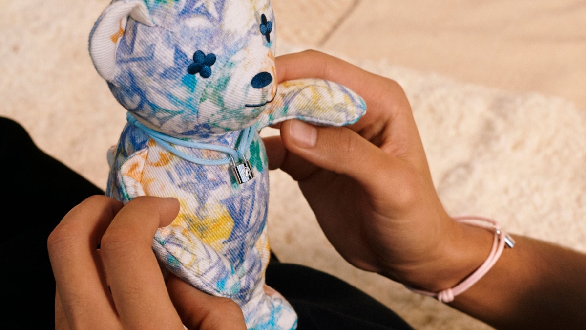 Louis Vuitton gây quỹ cho UNICEF với gấu bông Doudou Louis và vòng tay  Silver Lockit mới
