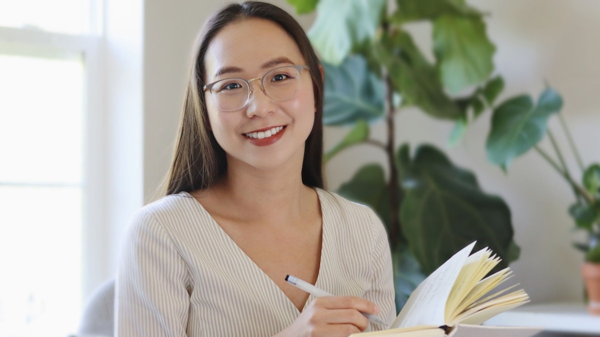 Chi Nguyễn The Present Writer: “Làm nội dung là một quá trình phát ...