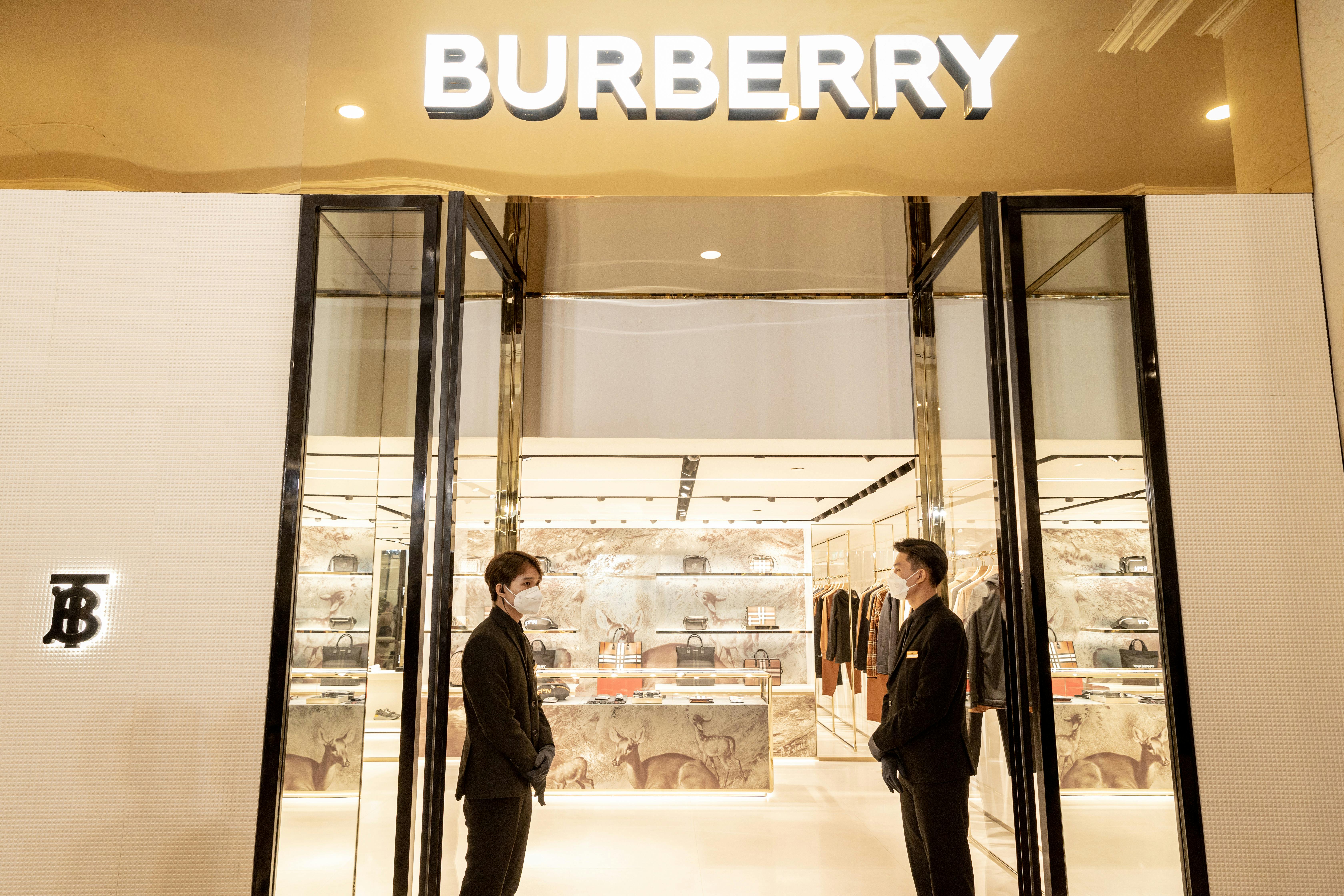 Cùng dàn fashionista trẻ trung check-in cửa hàng Burberry mới khai trương  tại Sài Gòn