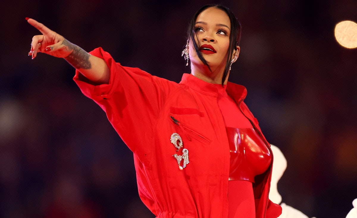 Rihanna thông báo tin vui tại Super Bowl: “Khi làm mẹ, bạn có thể làm bất cứ điều gì”