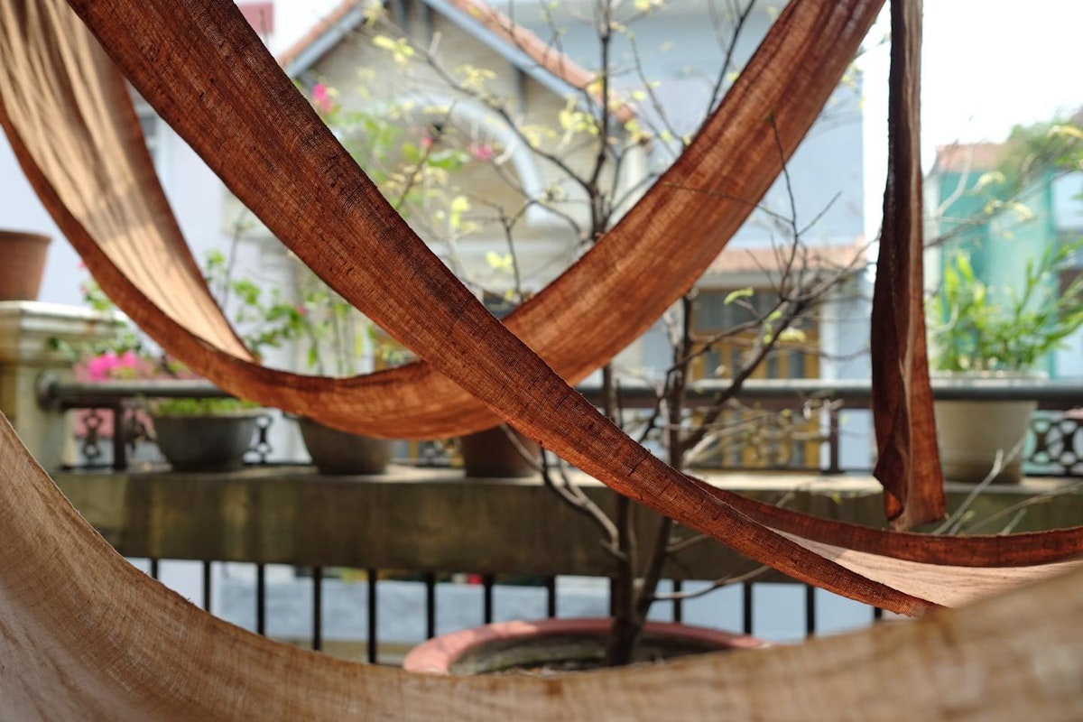 L’Dictionary: [Nhuộm củ nâu] – Màu cam đất thuần phác, thuần Việt