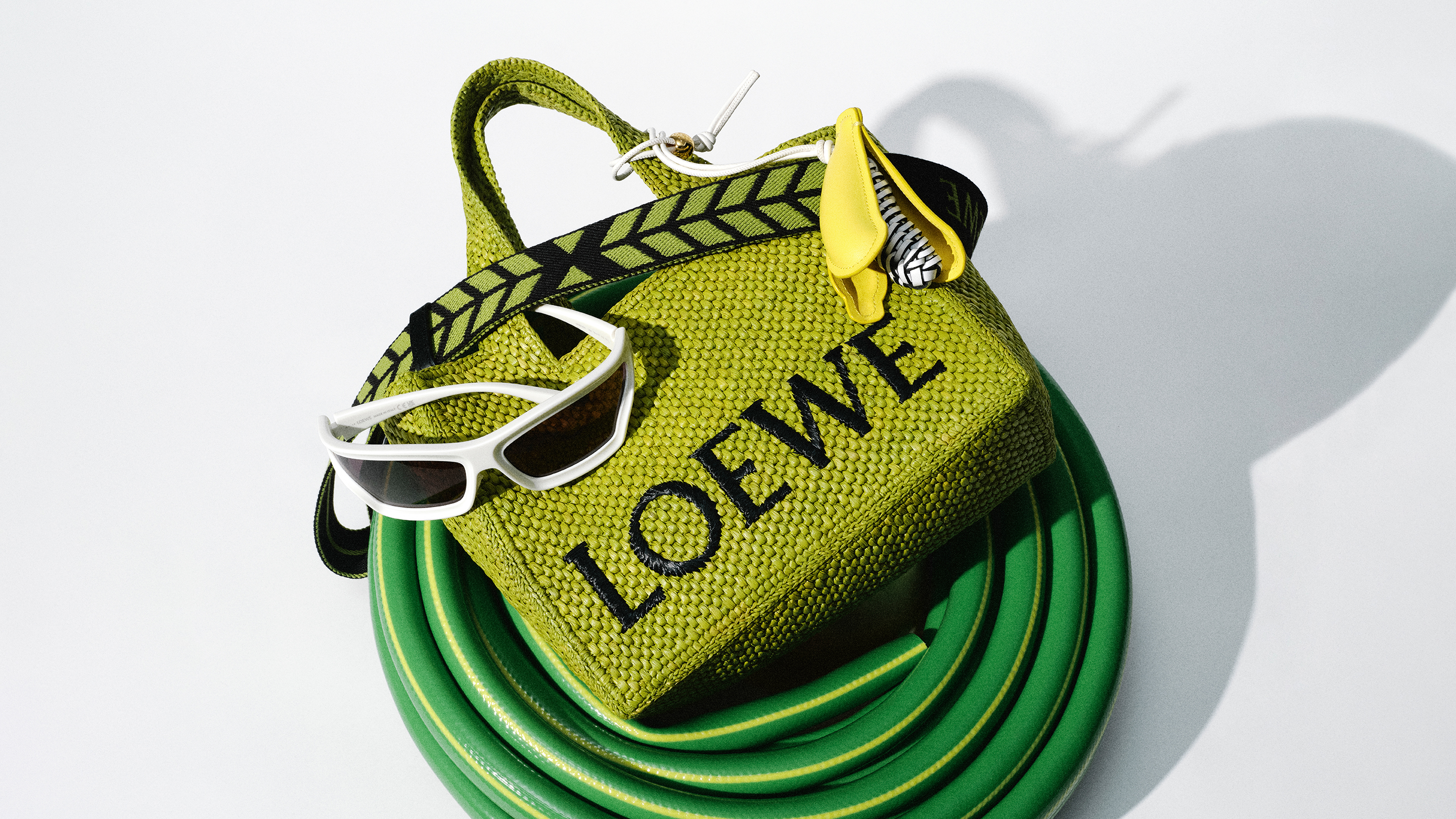 Chưa có chiếc túi cói nào được yêu thích như túi cói của LOEWE