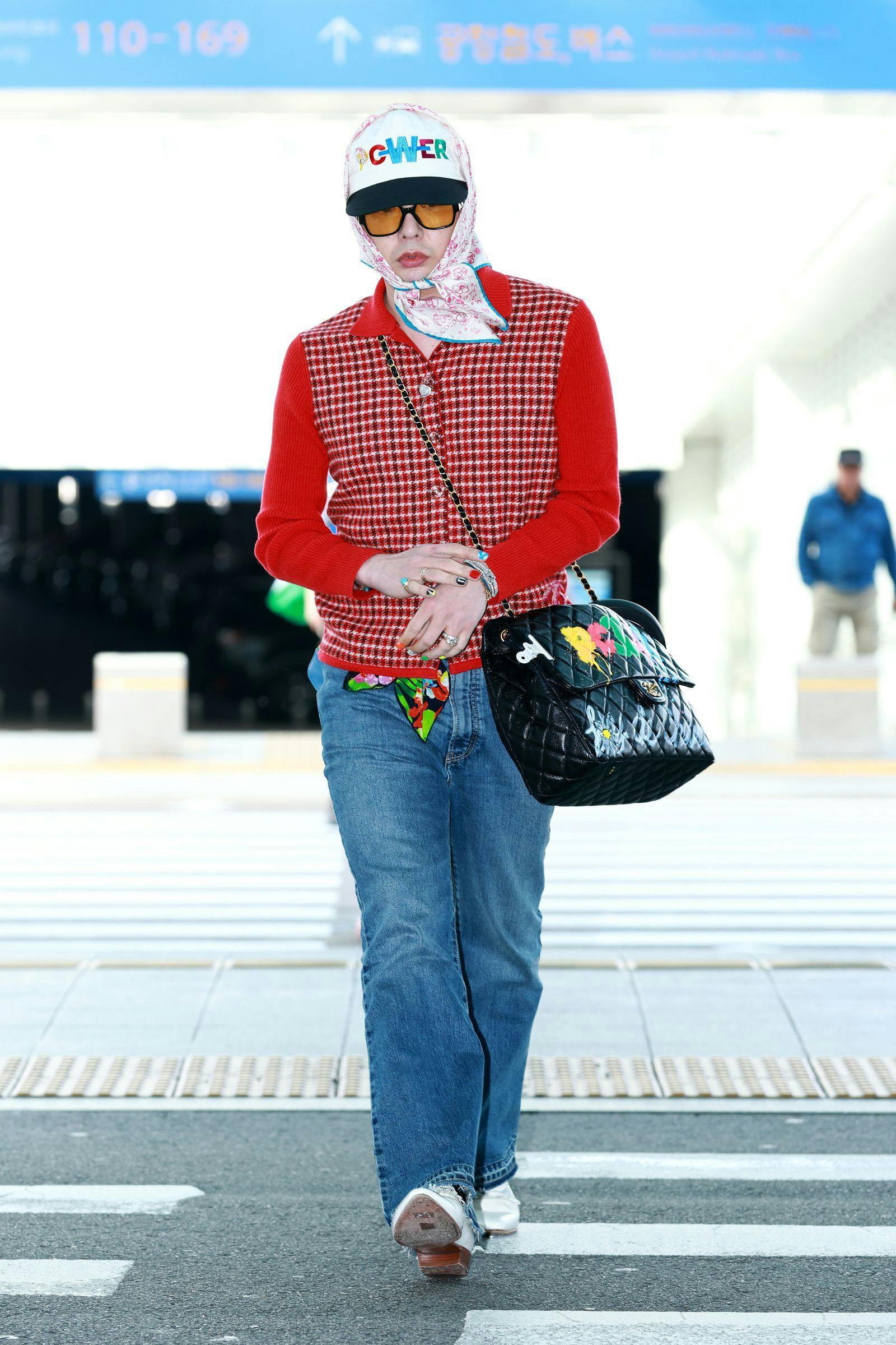 G-DRAGON: Biểu Tượng Thời Trang Đổi Mới Trong Từng Chi Tiết Trang Sức 17 G-DRAGON: Biểu Tượng Thời Trang Đổi Mới Trong Từng Chi Tiết Trang Sức