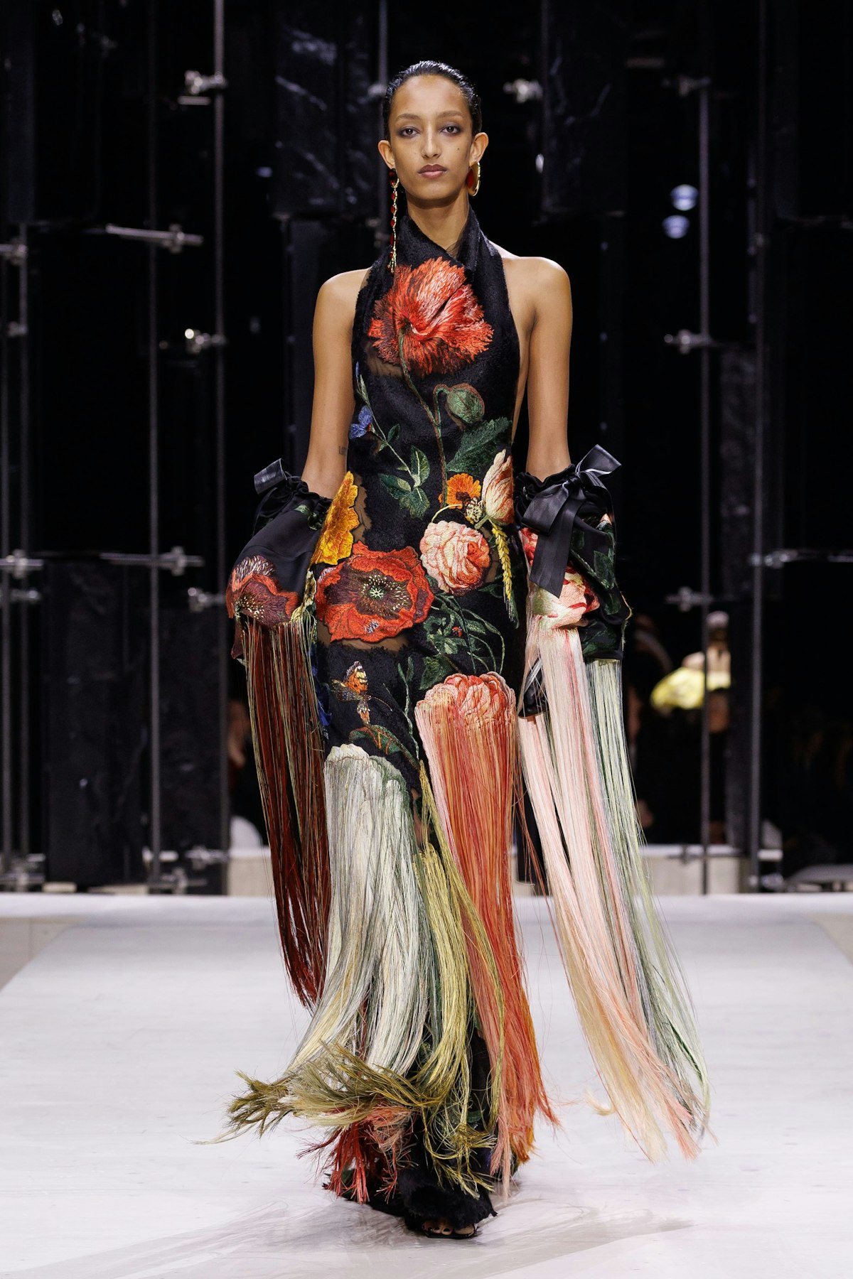 Givenchy FW26: Kỷ nguyên uy quyền và màn hồi sinh di sản từng lãng quên