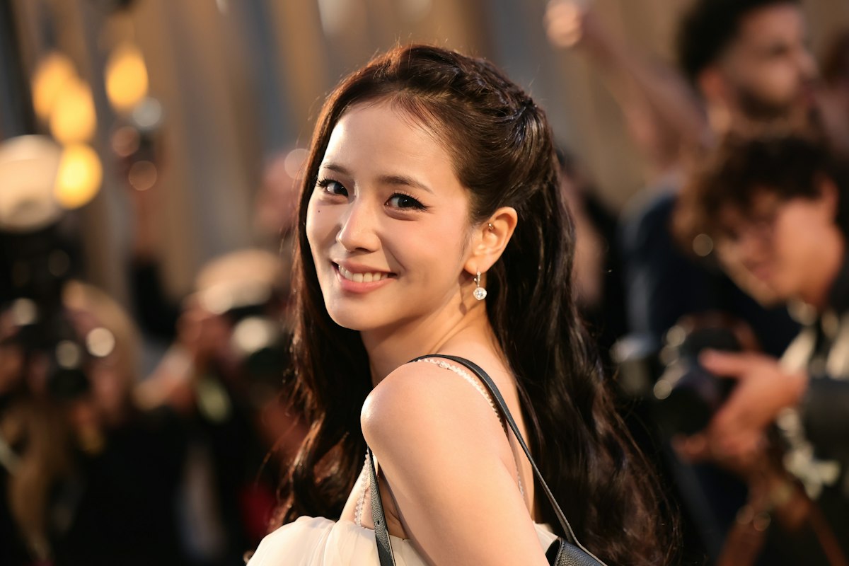 Giải mã layout makeup của Jisoo tại show diễn Dior Cruise 2027