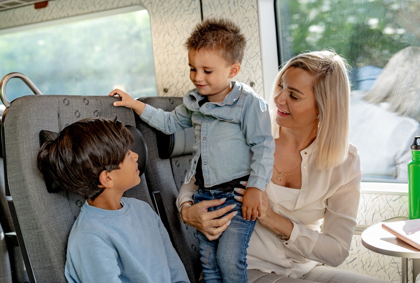 Glad familj ombord med mamma och två bröder