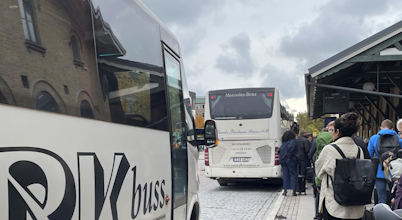 Tågresenärer som går ombord på ersättningsbuss