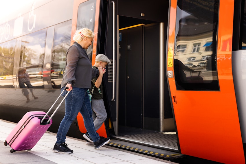 Mamma med son går ombord på ett Öresundståg. Foto: Apelöga/Öresundståg Mamma med son går ombord på ett Öresundståg. Foto: Apelöga/Öresundståg