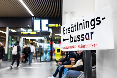 Skylt om ersättningsbussar inne på station. Foto: Apelöga/Öresundståg