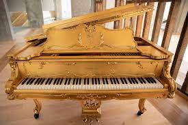 Le piano en or de Gilles Tremblay trône dans le foyer du théâtre Le Diamant (photo Elias Djemil)