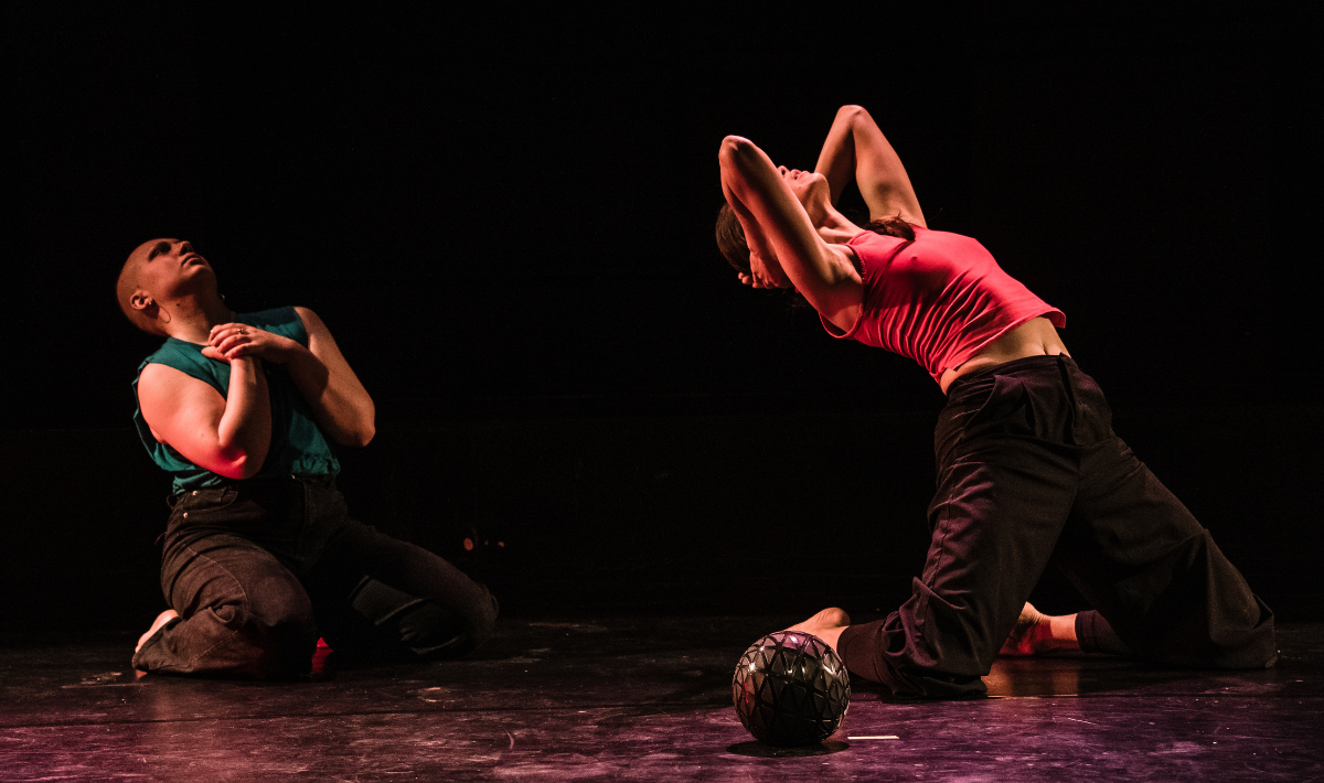 Deux interprètes en danse, la tête tournée vers le haut.