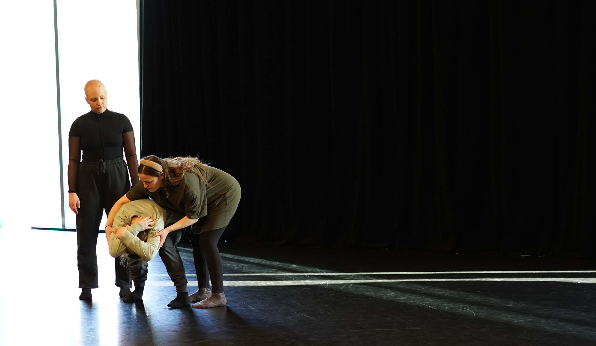 Trois interprètes en danse à l'oeuvre