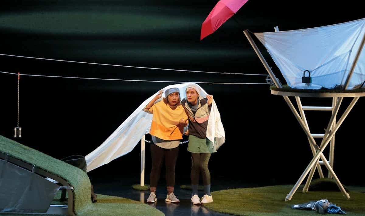 EntreDeuxMaisons.jpg Une lune entre deux maisons