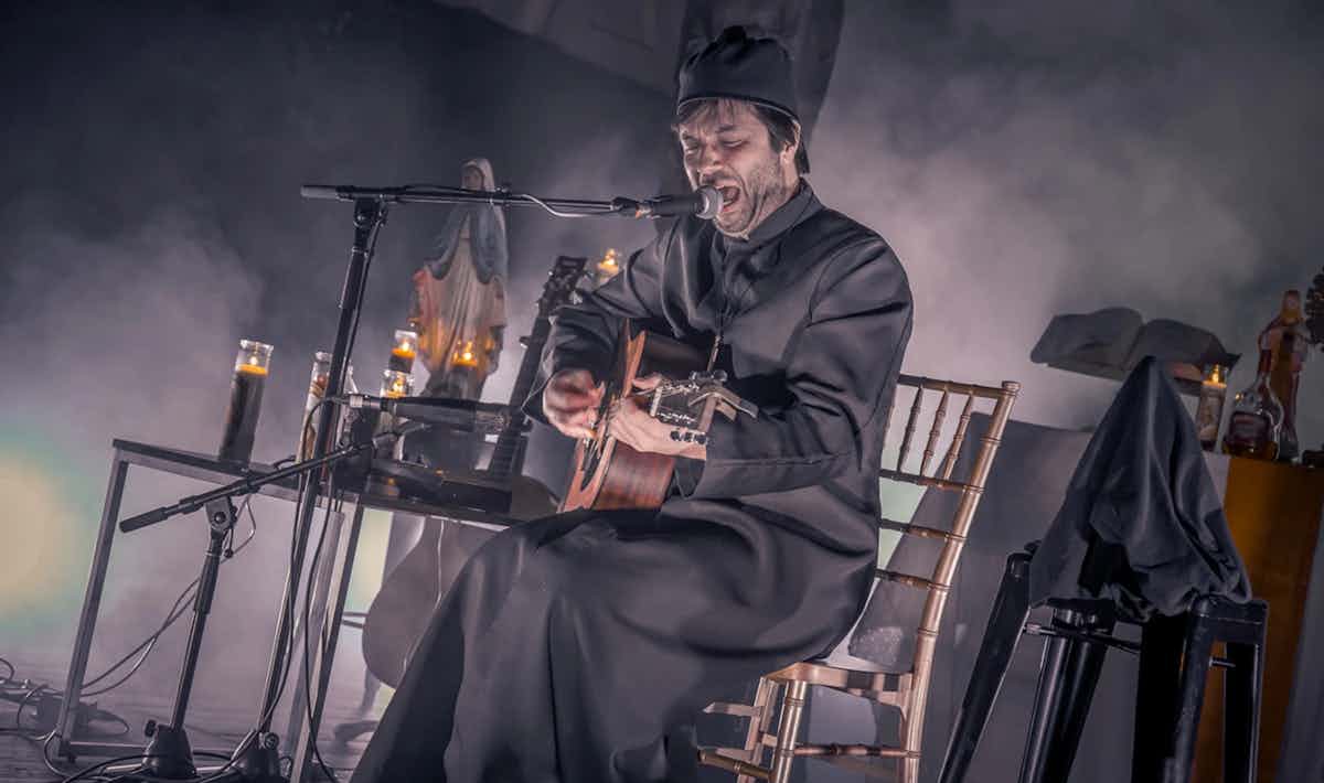 MononcSergeALeglise.jpg Mononc' Serge à l'église