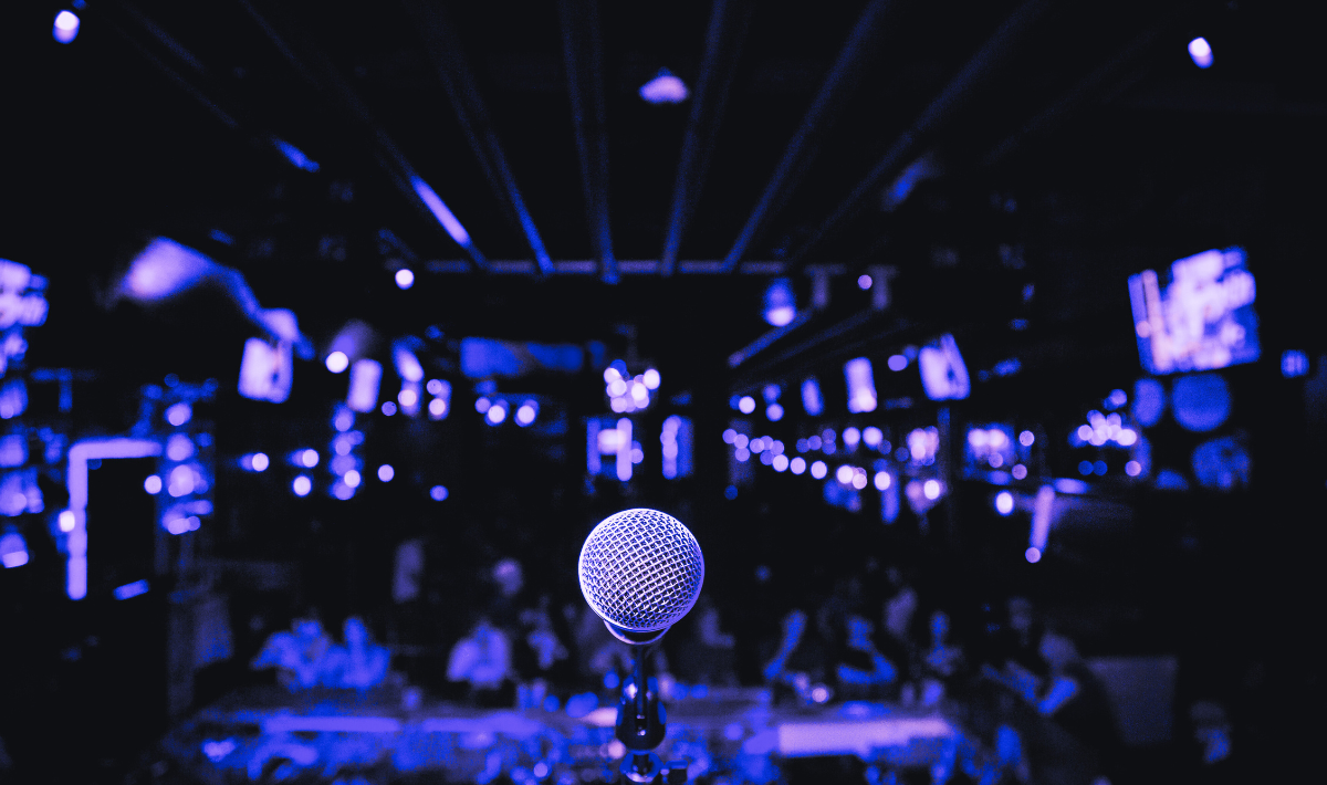 5 bonnes raisons d’aller en date dans une soirée d’humour, selon La Vitrine