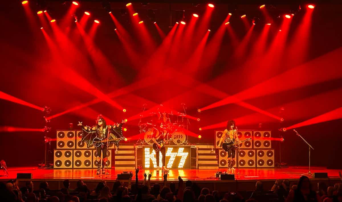 LoveGunsKiss.jpg Love Guns